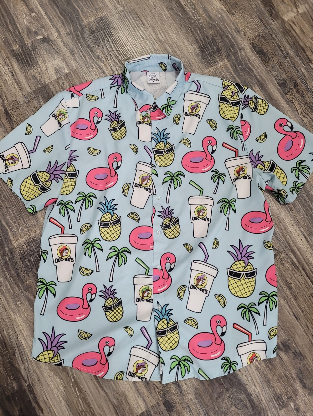 Buc-ees Hawaiian Shirt Size L Pink Flamingos, Palms, Drink, Pineapples Button Up